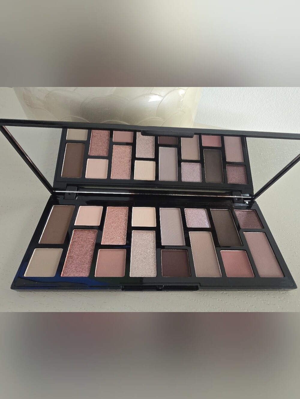 Laura Geller Garden Party In Full Bloom 16 Eyeshadow Palette - Picture 7 of 7
